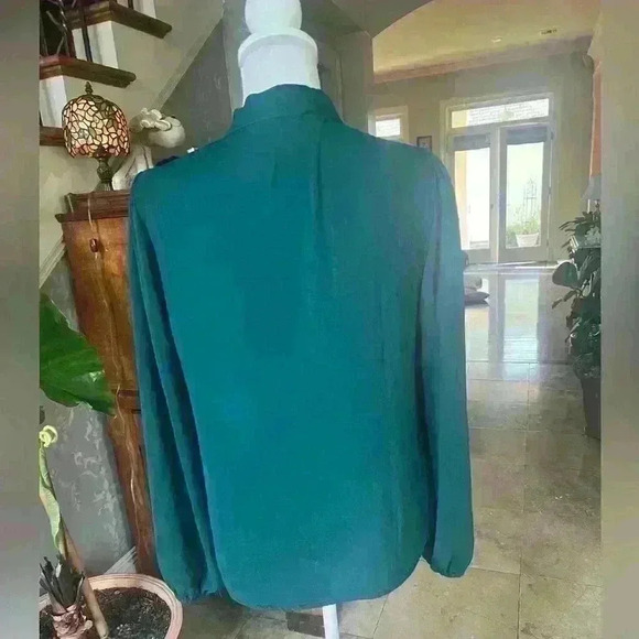 Crescent and Willough ladies blouse medium Green long sleeve neck tie attached - Picture 3 of 9